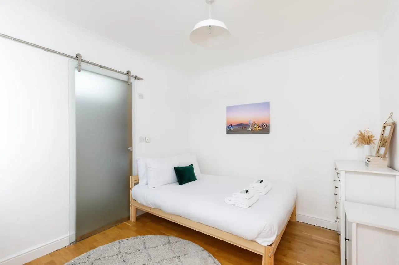 Lovely, Centrally Located 2-Bedroom Apartment With Patio Brighton 0*,